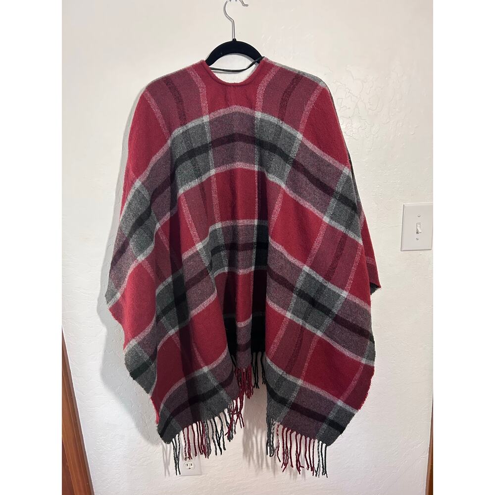 Women’s Cozy One Size Fits All Red and Gray Tartan Plaid Cape With Pockets - Picture 2 of 7